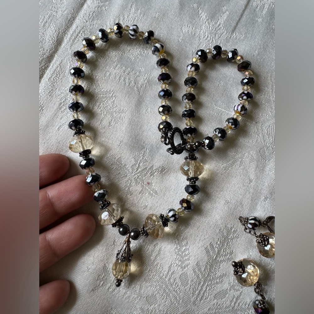 Elegant Beaded Necklace and earrings - Picture 1 of 7